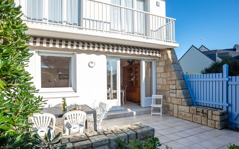 Quiberon 127: Plant, Building, Window, Sky, Door, House, Neighbourhood, Cottage, Residential Area, Porch