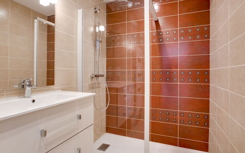 Quiberon 130: Plumbing Fixture, Property, Shower Door, Shower Head, Building, Bathroom Cabinet, Bathroom, Shower, Wood