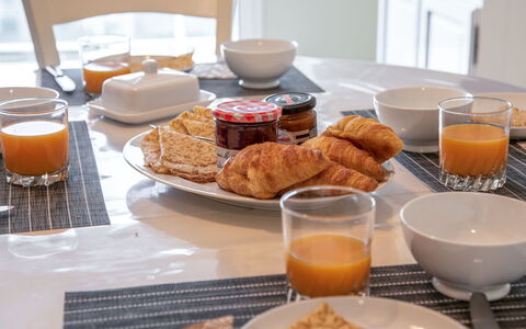 Les Jardins de Bretinio: Food, Tableware, Table, Plate, Dishware, Ingredient, Drinkware, Serveware, Cuisine