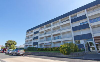Quiberon 142: Sky, Building, Plant, Property, Wheel, Window, Car, Architecture, Urban Design
