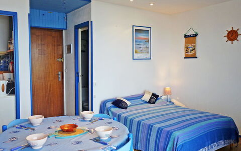 Quiberon 225: Property, Furniture, Building, Blue, Azure, Decoration, Table, Textile, Interior Design, Lighting