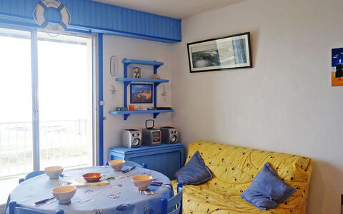 Quiberon 225: Furniture, Property, Blue, Azure, Picture Frame, Window, Interior Design, Lighting, Decoration, Floor