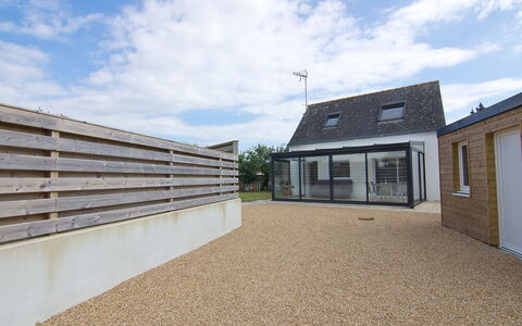 Zal: Cloud, Sky, Window, Building, Wood, Land Lot, Road Surface, Door, Slope, Facade