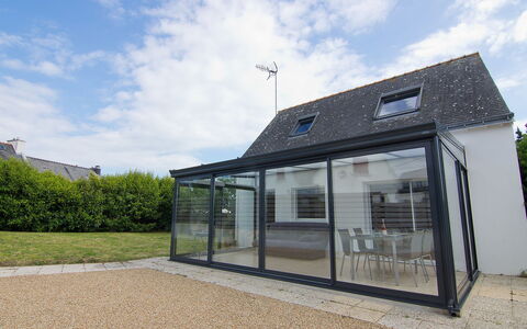Zal: Sky, Cloud, Plant, Property, Building, Land Lot, Tree, Window, House, Shade
