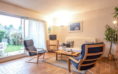 Les Galiotes 110.2: Plant, Furniture, Chair, Wood, Interior Design, Building, Comfort, Houseplant, Living Room, Flooring