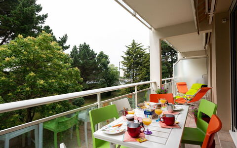 Carnac 125: Table, Furniture, Property, Plant, Building, Chair, Tableware, Sky, Porch, Tree