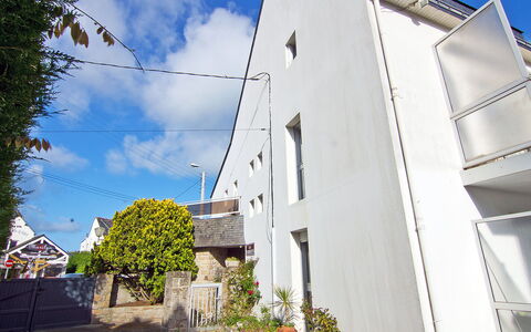 Carnac 142: Sky, Cloud, Plant, Building, Urban Design, Window, Neighbourhood, Wall, Residential Area, City