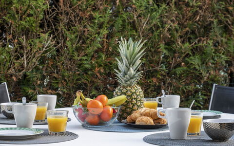 Carnac 142: Food, Tableware, Table, Plate, Dishware, Fruit, Natural Foods