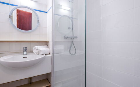 Carnac 180: Tap, Plumbing Fixture, Mirror, Sink, Bathroom Sink, Bathroom, Shower, Interior Design, Building, Plumbing