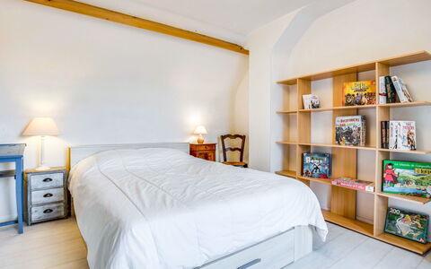 Courdiec: Furniture, Property, Comfort, Cabinetry, Wood, Textile, Bed Frame, Interior Design, Building, Bed