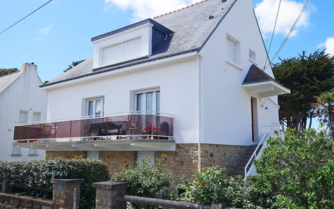 Mer et Soleil: Cloud, Plant, Sky, Building, Property, Window, House, Residential Area, Cottage, Real Estate