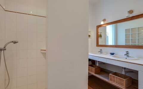 Maison Courlis: Room, Property, Bathroom, Floor, Wall, Tile, House, Interior Design, Real Estate, Building