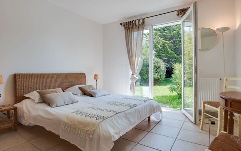 Maison Courlis: Bedroom, Furniture, Bed, Room, Property, Bed Sheet, Bed Frame, Interior Design, Floor, Mattress