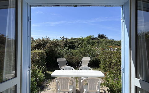 Saint Malo 651: Shade, Glass, Eco Hotel, Chair, Outdoor Furniture, Outdoor Table, Daylighting, Houseplant, Balcony