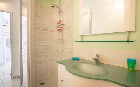 Port Camargue 145: Tap, Property, Sink, Plumbing Fixture, Green, Bathroom, Interior Design, Flooring, Wood