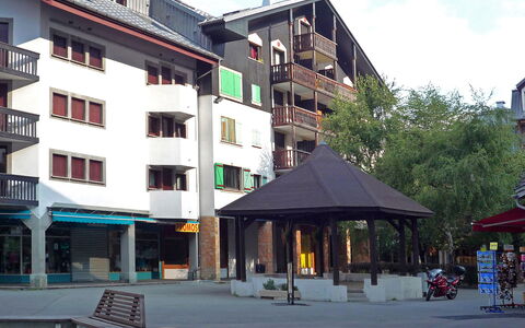Batiment B: Cloud, Sky, Building, Window, Urban Design, Facade, Flowerpot, Condominium, City, Leisure