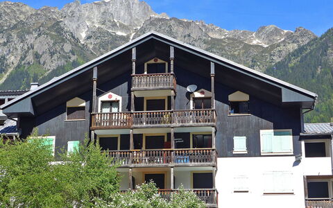 Batiment B: Sky, Mountain, Building, Property, Window, Plant, House, Tree, Mountainous Landforms, Real Estate
