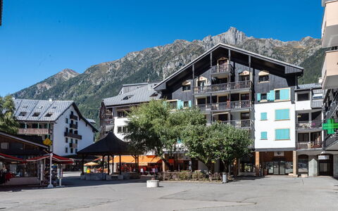 Batiment B: Sky, Building, Property, Mountain, House, Mountainous Landforms, Window, Tree, Real Estate