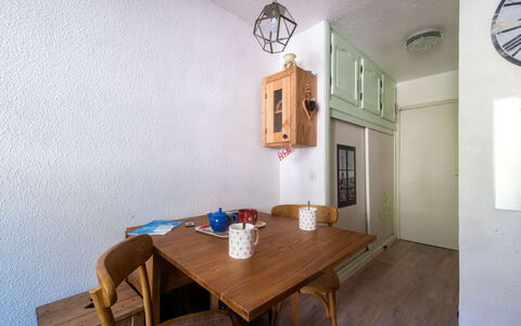 Batiment B: Table, Furniture, Property, Building, Wood, Picture Frame, Lighting, Chair, Interior Design, Tableware