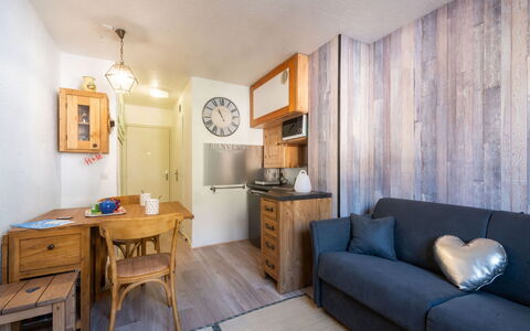 Batiment B: Furniture, Picture Frame, Table, Couch, Drawer, Wood, Building, Interior Design, Floor, Flooring