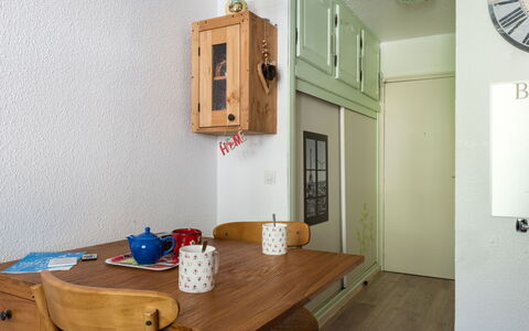 Batiment B: Table, Furniture, Property, Building, Wood, Interior Design, Door, Wall, Picture Frame, Clock