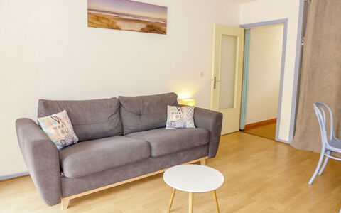 Les Amphores: Furniture, Property, Couch, Wood, Interior Design, Comfort, Flooring, Rectangle, Floor, Beige