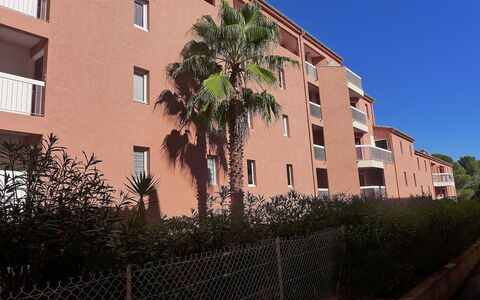 Saint Aygulf 133: Plant, Sky, Building, Daytime, Window, Property, Neighbourhood, Urban Design, Residential Area, Wall