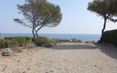 Les Maures de L'Esterel: Building, Plant, Property, Window, Land Lot, Urban Design, Landscape, Neighbourhood, Grass, Leisure