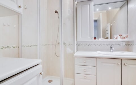 Cannes 548: Mirror, Bathroom Cabinet, Tap, Sink, Cabinetry, Property, Furniture, Plumbing Fixture, Building, Bathroom