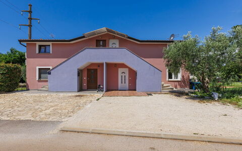 Finida: Sky, Plant, Building, Window, House, Door, Tree, Land Lot, Road Surface, Residential Area