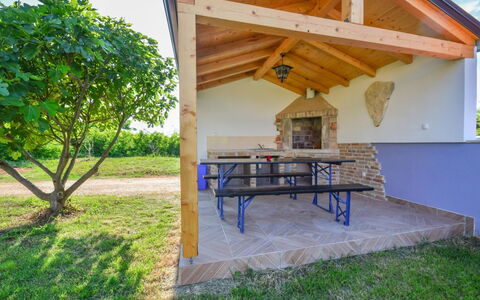 Finida: Plant, Sky, Plant Community, Building, Nature, Shade, Table, Wood, Tree, Land Lot