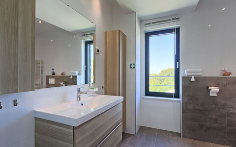 Anna: Bathroom, Room, Property, Interior Design, Floor, Bathroom Cabinet, Sink, Building, Architecture, Tile