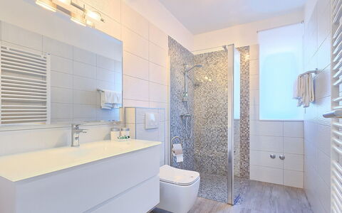 Lungera: Bathroom, Property, Room, Interior Design, Building, Real Estate, Floor, Architecture, Tile, House