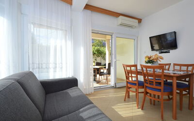 Accommodation:&nbsp;Sablić 100.2