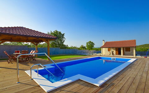 Julija: Swimming Pool, Property, House, Real Estate, Sunlounger, Leisure, Resort, Building, Home, Estate