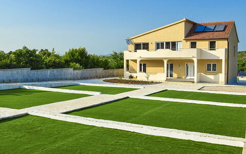 Julija: Grass, Lawn, Property, Artificial Turf, Residential Area, House, Estate, Architecture, Land Lot, Building