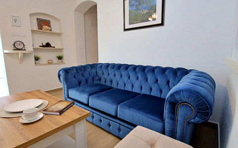 Antoine: Couch, Table, Picture Frame, Furniture, Property, Comfort, Studio Couch, Interior Design, Wood, Living Room