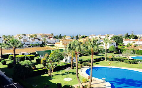 Lorcrisur: Property, Resort, Real Estate, Swimming Pool, Residential Area, Building, Vacation, House, Home, Apartment
