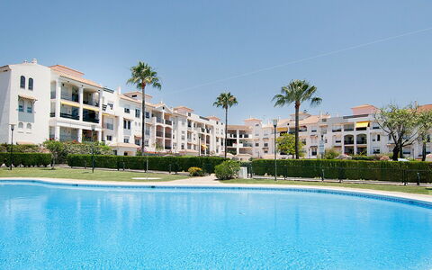 Lorcrisur: Water, Sky, Building, Plant, Daytime, Window, Swimming Pool, House, Tree, Condominium