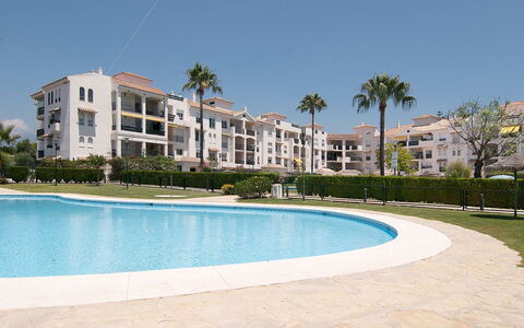 Lorcrisur: Property, Resort, Swimming Pool, Building, Real Estate, Apartment, Town, Vacation, Residential Area, Resort Town
