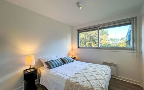 La Trinité sur Mer 110: Interior Design, Ceiling, Room, Bed, Bedroom, Floor, Flooring, Lighting, Bedding, Bed Sheet