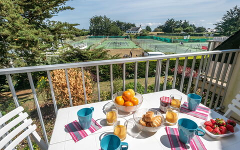 Quiberon 215: Table, Tableware, Food, Plant, Sky, Furniture, Property, Nature, Chair, Cloud