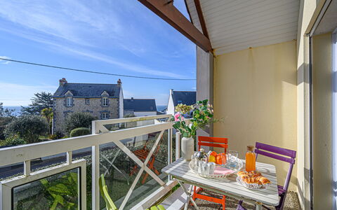 Les Villas de Kermaria: Sky, Plant, Building, Window, Tree, House, Residential Area, Real Estate, Facade