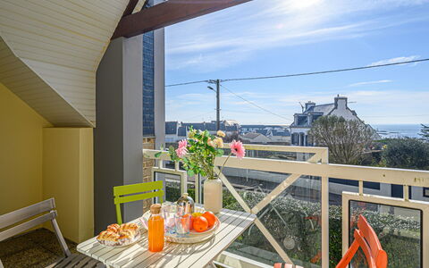 Les Villas de Kermaria: Sky, Plant, Building, Window, Tree, House, Residential Area, Real Estate, Facade