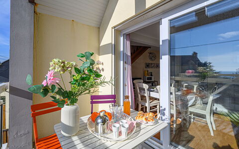 Les Villas de Kermaria: Sky, Plant, Building, Window, Tree, House, Residential Area, Real Estate, Facade