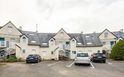 Les Villas de Kermaria: Sky, Car, Plant, Vehicle, Building, Cloud, Property, Window, Wheel