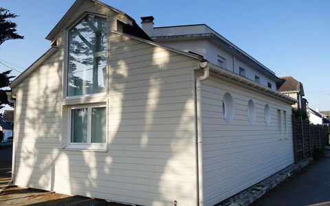 Ker Penthièvre: Sky, Building, Window, Wood, Cottage, House, Siding, Facade, Road Surface, Roof
