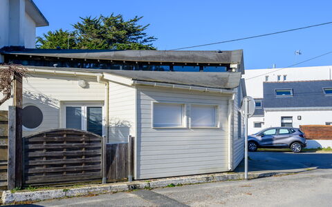 Ker Penthièvre: Sky, Window, Building, Plant, Tree, Land Lot, Grass, Facade, Landscape, Roof