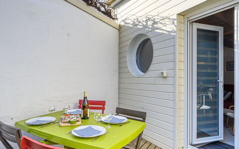 Ker Penthièvre: Sky, Window, Building, Plant, Tree, Land Lot, Grass, Facade, Landscape, Roof