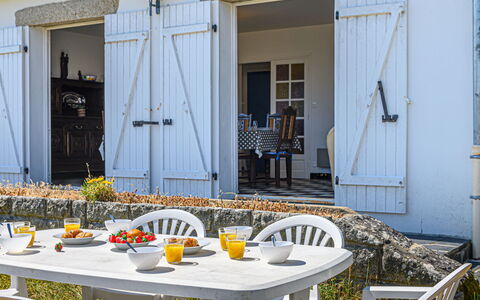 Pen-Er-Park: Table, Tableware, Furniture, Plant, Property, Window, Chair, Door, Wood, Flowerpot